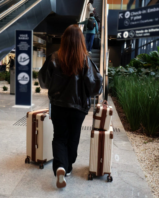 Kit de malas REDTEC creme no aeroporto