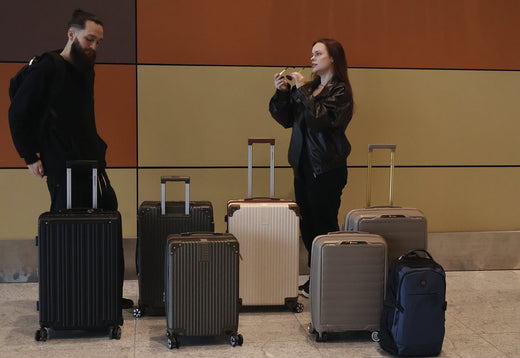Malas de viagem REDTEC de vários tamanhos e cores no saguão do aeroporto