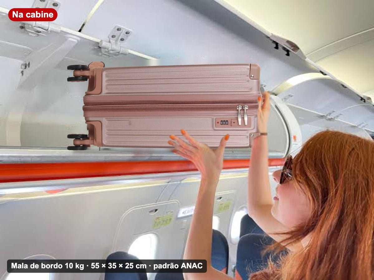 Mala de bordo REDTEC rosé de 10 kg sendo colocada deitada no bagageiro acima dos bancos do avião